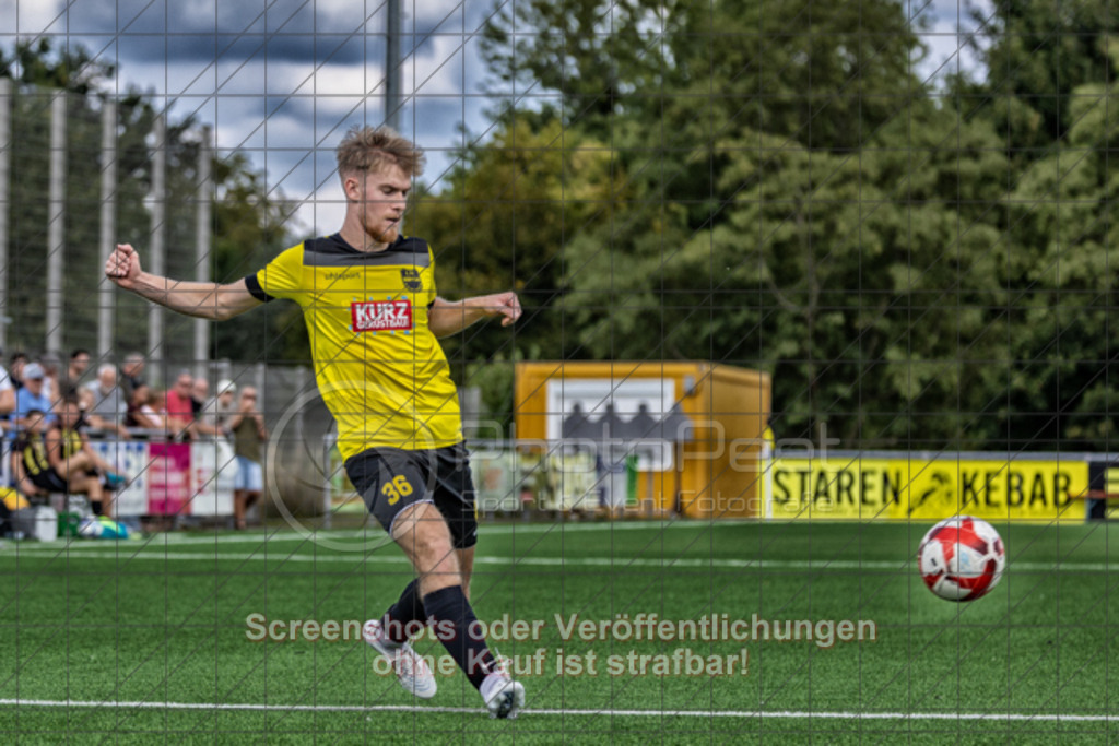 20250824_130639_0242-Bearbeitet | #,1.FC Heiningen II (gelb) vs. 1.Göppinger SV III (weiß), Fußball, Kreisliga B7 - Bezirk Neckar/Fils, 01. Spieltag, Saison 2025/2026, Kunstrasenplatz Sportzentrum Heiningen, Krautgarten 1, 73092 Heiningen, 24.08.2025 - 13:00 Uhr,Foto: PhotoPeet-Sportfotografie/Peter Harich