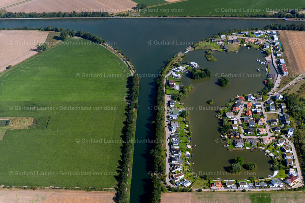 4035096 | WENDEBURG 31.07.2020 Wohngebiet einer Einfamilienhaus- Siedlung am Marina Bortfeld Hafen zwischen Mittelandkanal und Stichkanal in Wendeburg im Bundesland Niedersachsen. Weiterführende Informationen bei: Reinhold GmbH &amp; CO. KG. // Single-family residential area of settlement at the Marina Bortfeld harbor in Wendeburg in the state Lower Saxony. Further information at: Reinhold GmbH &amp; CO. KG. Foto: Gerhard Launer