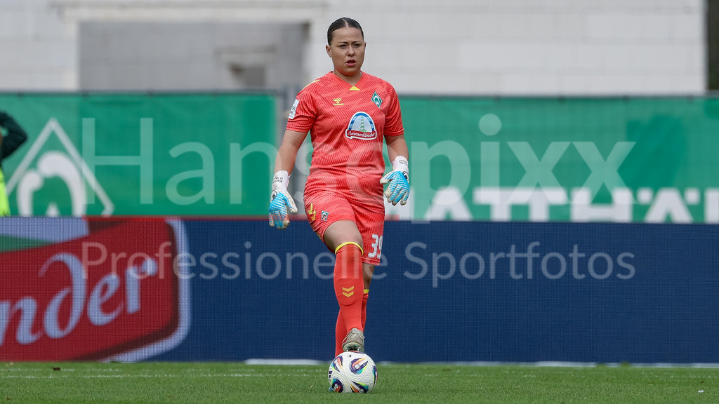 Fussball, Google Pixel Frauen-Bundesliga, SV Werder Bremen - TSG 1899 Hoffenheim | Mariella El Sherif (Torhüterin, Torwart, SV Werder Bremen, 39) am Ball, Freisteller, Einzelbild, Ganzkörper, Aktion, Action, Spielszene, DIE DFB-RICHTLINIEN UNTERSAGEN JEGLICHE NUTZUNG VON FOTOS ALS SEQUENZBILDER UND/ODER VIDEOÄHNLICHE FOTOSTRECKEN. DFB REGULATIONS PROHIBIT ANY USE OF PHOTOGRAPHS AS IMAGE SEQUENCES AND/OR QUASI-VIDEO.