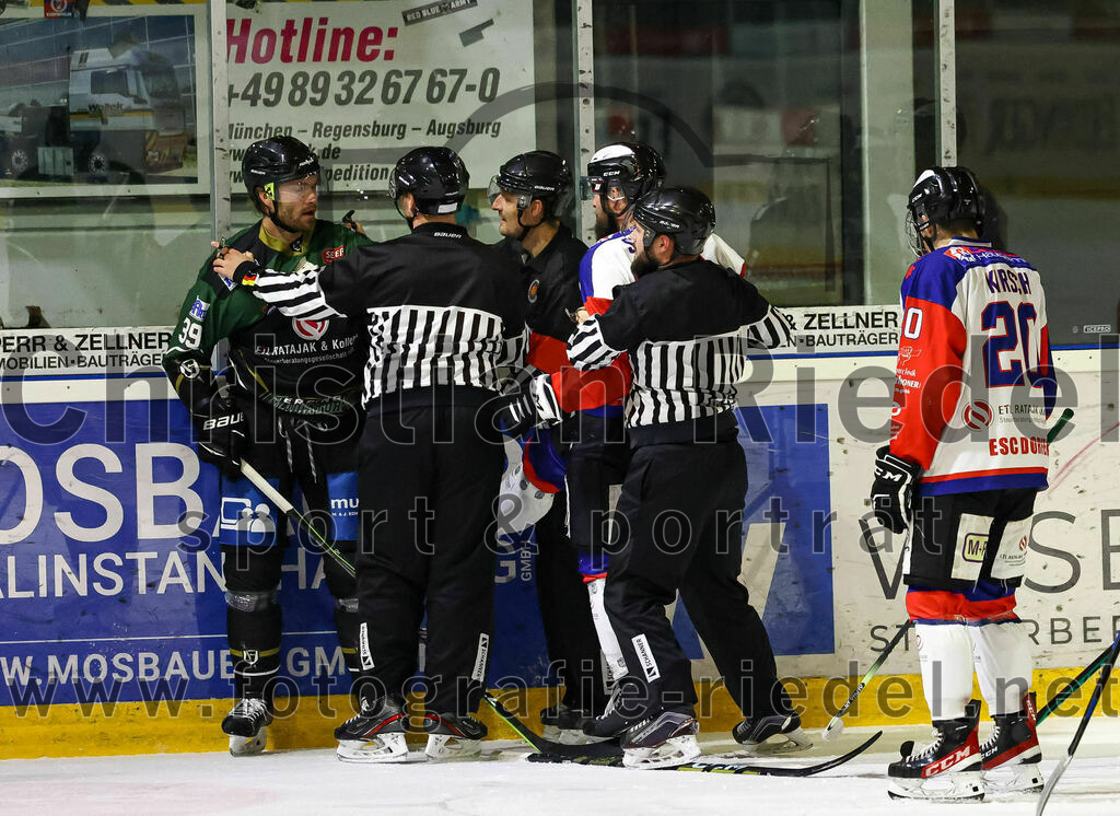 2023-01-22_037_Eishockey_TSV_Erding_gegen_ESC_Dorfen | Erding, Deutschland, 22.01.2023:
Eishockey, Bayernliga 2022 / 2023, 29. Spieltag, TSV Erding gegen ESC Dorfen, Endergebnis: 6:2

Thomas Plihal (Erding Gladiators, #39), Gasper Susanj (ESC Dorfen, #28), Lukas Kirsch (ESC Dorfen, #20)

Foto: Christian Riedel / fotografie-riedel.net