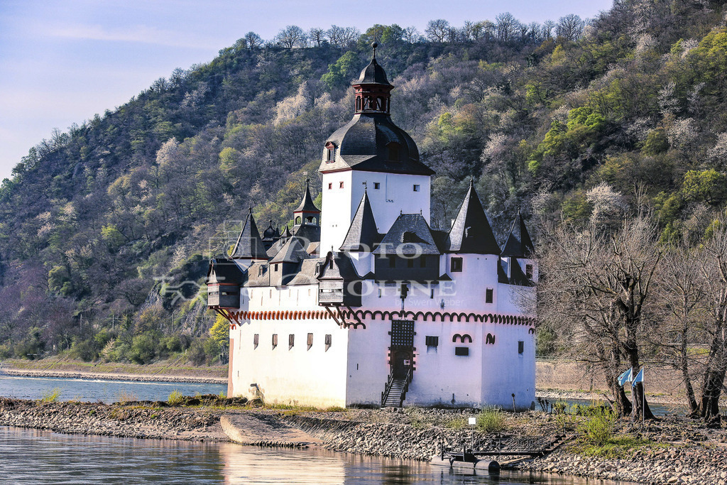 Pfalzgrafenstein-1280-2 | Die Zollburg Pfalzgrafenstein ist in der Form eines Schiffes gebaut um den Wassermassen bei Hochwasser besser standhalten zu können. - Realisiert mit Pictrs.com