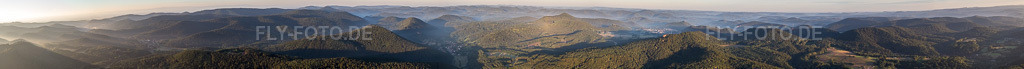 Luftbild: Panorama- Perspektive Berglandschaft des Pfälzerwald in Vorderweidenthal im Bundesland Rheinland-Pfalz in Deutschland. Foto: IMG_091557-Pano.jpg vom 10.07.2016 durch Werner Riehm/FLY-FOTO.deAuflösung des Originals: 41602 x 2789 px