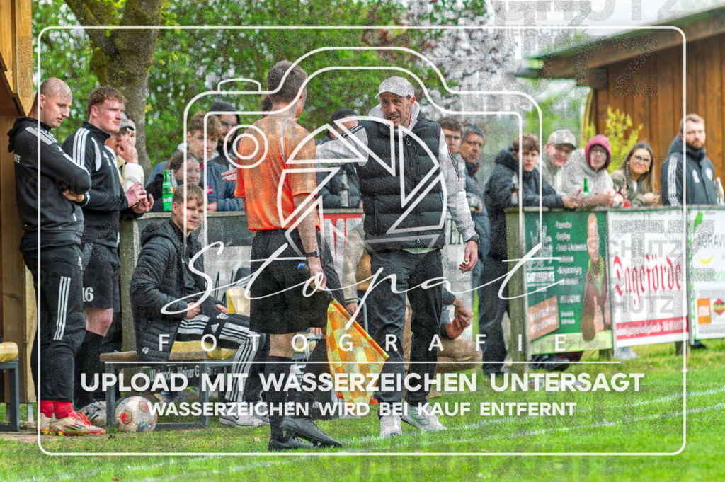 DZC_1200-Verbessert-RR | Sean Pfenning (Schiedsrichterassistent) und Axel Froehlich (FG Fulde-Stellichte - Trainer) beim Herren Kreisliga HK Spiel zwischen FG Fulde-Stellichte und TSV Wietzendorf im Fulder Zentralstadion, Fulde (Simon Paul Stopat) - Realisiert mit Pictrs.com