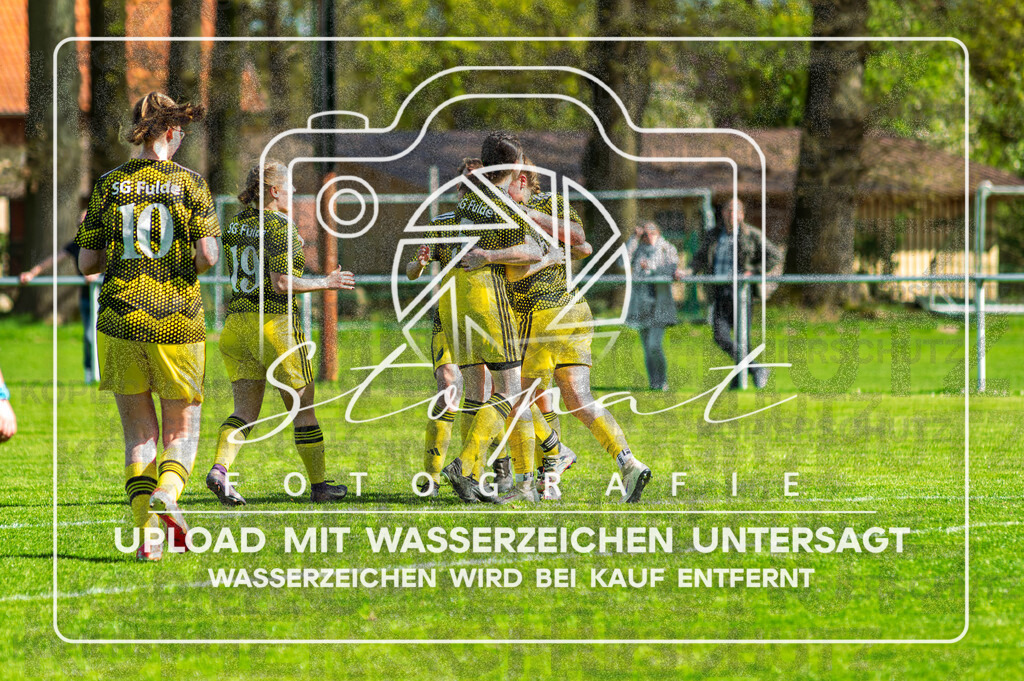 Kreisliga Damen HKCE - SG Fulde vs. Sportfreunde Bispingen | Jasmin Cosima Heider (SG Fulde #05), Enna Marie Klanke (SG Fulde #06), Denise Dehnbostel (SG Fulde #12); Kreisliga Damen HKCE - SG Fulde vs. Sportfreunde Bispingen am 26.04.2026 in Zentralstadion, Fulde - Realisiert mit Pictrs.com