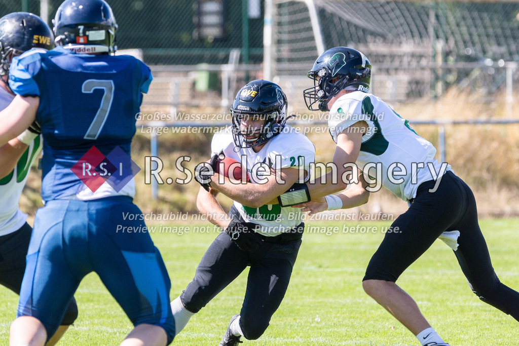 Mike Schuhmacher (#20, Oldenburg, RB), Murdock Rutledge (#8, Oldenburg) | Ballübergabe von Murdock Rutledge (#8, Oldenburg) an Mike Schuhmacher (#20, Oldenburg, RB)