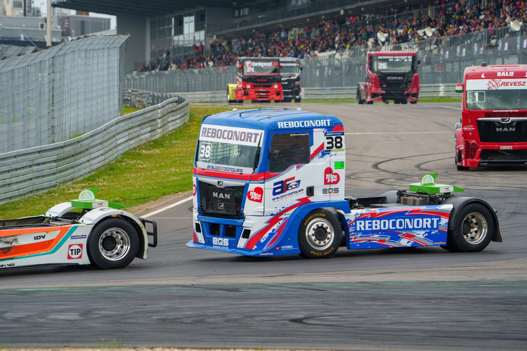 A7406829 | 13.07.2024 Goodyear FIA European Truck Racing Championship (ETRC) NürburgringBild: Zweikampf zwischen #44 Steffi Halm (DE), #38 und  JOSÉ EDUARDO RODRIGUES (Portugal) - Realisiert mit Pictrs.com