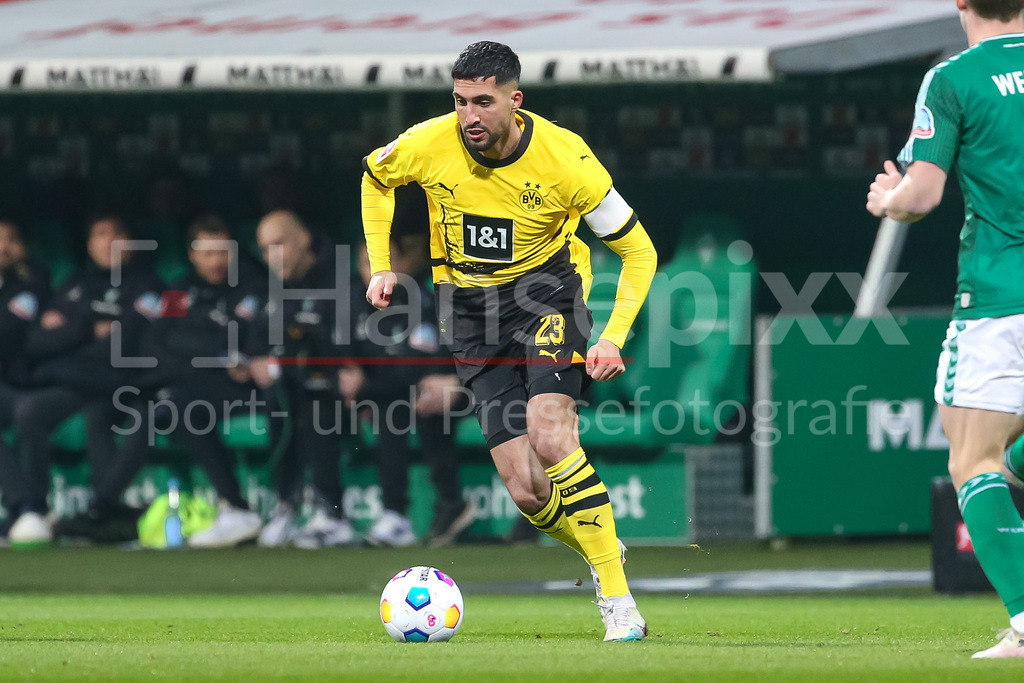 Fussball, Bundesliga, SV Werder Bremen - Borussia Dortmund | v.li.: Emre Can (Borussia Dortmund, BVB, 23) am Ball, Einzelbild, Ganzkörper, Aktion, Action, Spielszene, DIE DFL-RICHTLINIEN UNTERSAGEN JEGLICHE NUTZUNG VON FOTOS ALS SEQUENZBILDER UND/ODER VIDEOÄHNLICHE FOTOSTRECKEN. DFL REGULATIONS PROHIBIT ANY USE OF PHOTOGRAPHS AS IMAGE SEQUENCES AND/OR QUASI-VIDEO.