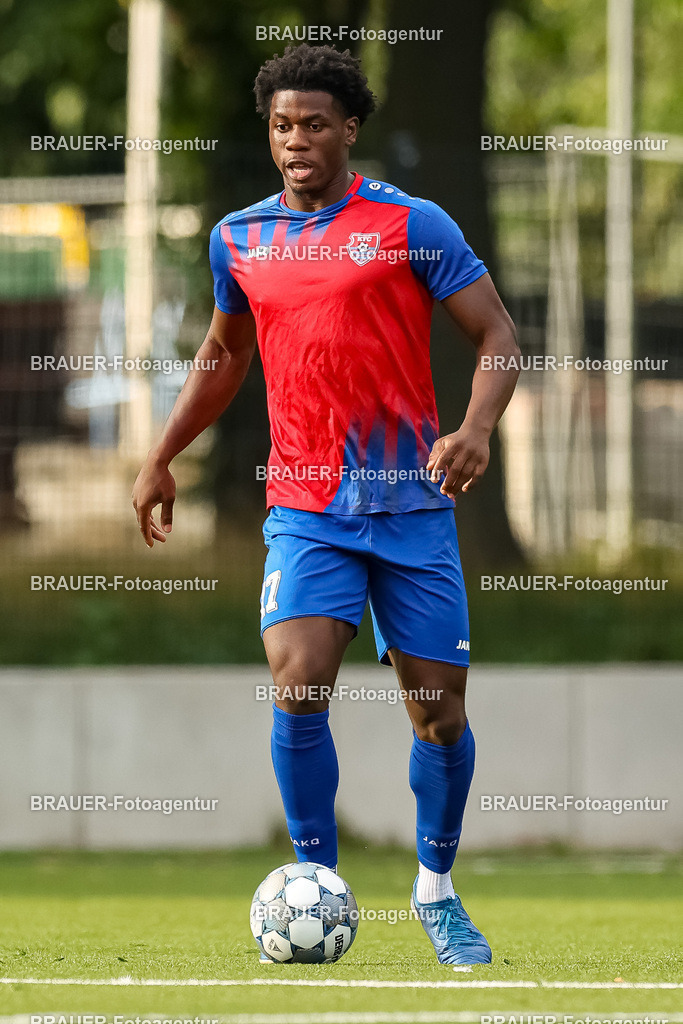1_KFCWAT_20250723_0116.JPG -  - KFC Uerdingen - SG Wattenscheid 09 - Testspiel | Krefeld, Deutschland, 23.07.25: Yaya Issa Atcha (KFC Uerdingen) in Aktion, am Ball, Einzelaktion waehrend des Testspiel Spiels zwischen KFC Uerdingen - SG Wattenscheid 09 in der Covestro Sportpark am 23. July 2025 in Krefeld, Deutschland. (Foto von Stefan Brauer/Brauer-Fotoagentur)