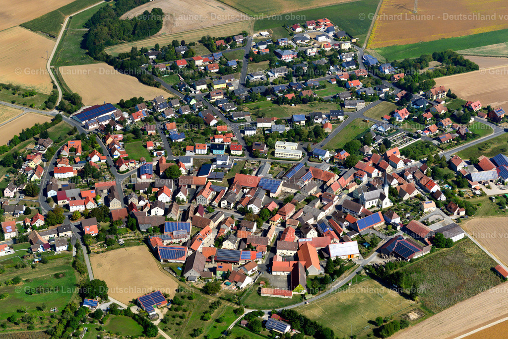 3650498 | GAUBüTTELBRUNN 13.09.2016 Landwirtschaftliche Nutzflächen und Feldgrenzen  umsäumen das Siedlungsgebiet des Dorfes in Gaubüttelbrunn im Bundesland Bayern, Deutschland // Agricultural land and field boundaries surround the settlement area of the village  in Gaubüttelbrunn in the state Bavaria, Germany Foto: Gerhard Launer