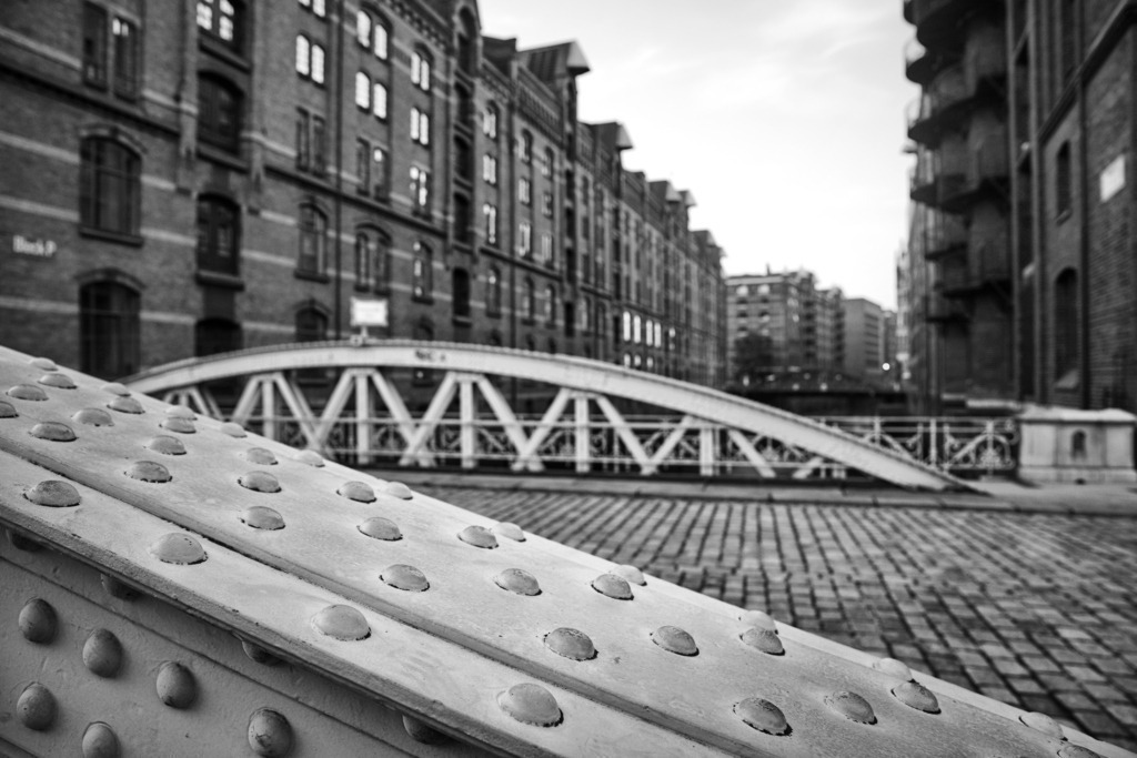 speicherstadt schwarzweiss kannengiesserort bild auf leinwand | Kaufen Sie Hamburg Bilder und Hamburg Fotos auf Leinwand, Acrylglas, Alu-Dibond, oder als Poster in Hamburgs großer Onlinegalerie. Elbphilharmonie Bilder, Hamburger Hafen, Speicherstadt, Alster und viel mehr.