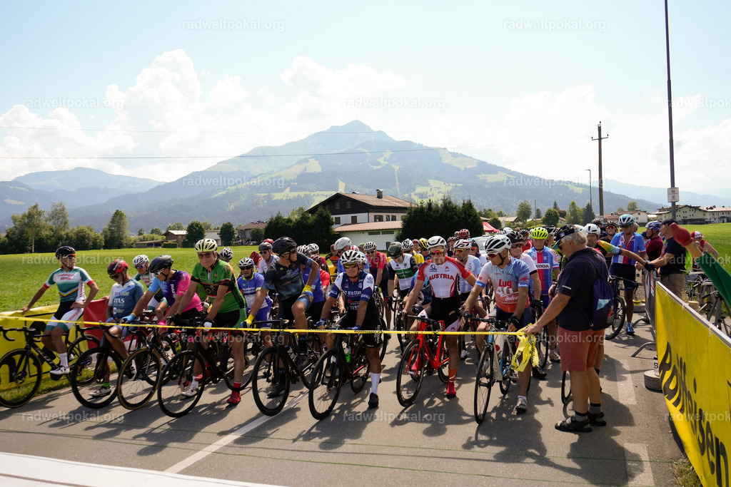 475_20230817_Bewerb_Maenner_Muehlanger | AUT - OESTERREICH, 2023-08-16: SPORT RENNRAD-FAHREN - 55. INTERNATIONALER RADWELTPOKAL IN ST. JOHANN IN TIROL  - Vintage-Radrennen mit WM-Bronze-Medaillen-Siegerin Christina Schweinberger, den Teilnehmer und Alexander Baumann (vom Orginastions-Team) - TAG 2 BEWERB MAENNER IN SECHS GRUPPEN  ; Foto: Roland Muehlanger