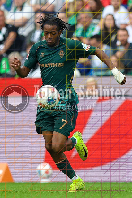 Borussia Mönchengladbach vs SV Werder Bremen - Bundesliga  | Mönchengladbach, Deutschland, 14.09.25:   Samuel-Germain Kinduelu Mbangula Tshifunda (SV Werder Bremen) in Aktion am Ball, Einzelaktion waehrend des Spiels der Bundesliga zwischen Borussia Mönchengladbach vs SV Werder Bremen im Stadion im Borussia Park(Foto von Brauer-Fotoagentur / Adrian Schlueter)