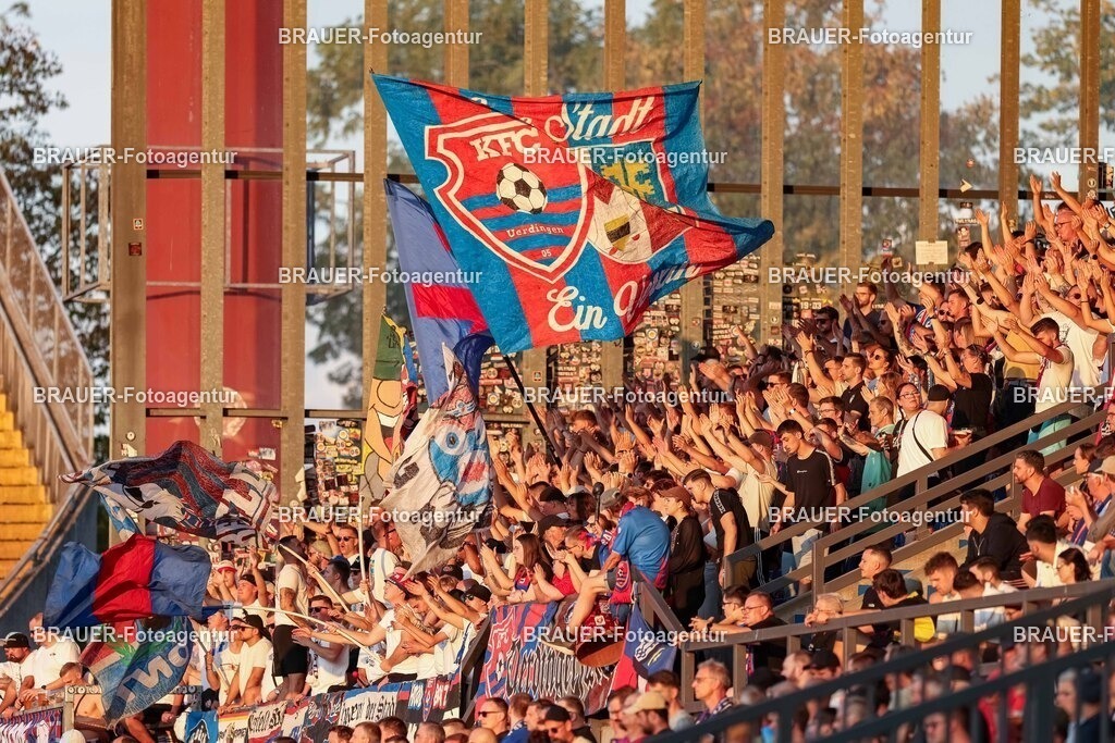 SB_KFCBAU_20250815_3924.JPG -  - KFC Uerdingen - SF Baumberg - Oberliga Niederrhein | Krefeld, Deutschland, 15.08.25: Fans von KFC Uerdingen sehen während des Oberliga Niederrhein Spiels zwischen KFC Uerdingen - SF Baumberg in der Grotenburg Stadion am 15. August 2025 in Krefeld, Deutschland. (Foto von Stefan Brauer/Brauer-Fotoagentur)