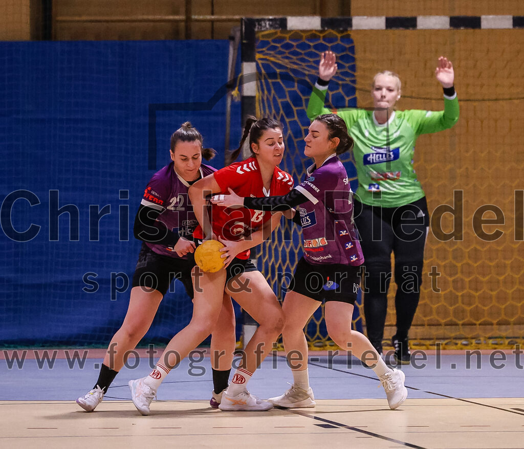 2025-01-18_034_SpVgg_Altenerding_gegen_TV_Altoetting | Erding, Deutschland, 18.01.2025:Handball, Bezirksoberliga Frauen Altbayern 2024 / 2024, 11. Spieltag, SpVgg Altenerding gegen TV Altötting, Endergebnis: 19:24Johanna Taubmann (SpVgg Altenerding, #22), Stefanie Koller (TV Altötting, #13), Katharina Künstner (SpVgg Altenerding, #23), Torfrau Hanna Obermair (SpVgg Altenerding, #1)Foto: Christian Riedel / fotografie-riedel.net