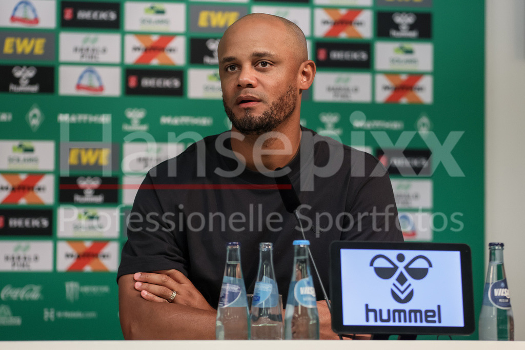 Fussball, Bundesliga, SV Werder Bremen - FC Bayern München | v.li.: Vincent Kompany (Trainer, FC Bayern München) während der Pressekonferenz, Portrait, Nahaufnahme, Einzelfoto, Einzelbild, DIE DFL-RICHTLINIEN UNTERSAGEN JEGLICHE NUTZUNG VON FOTOS ALS SEQUENZBILDER UND/ODER VIDEOÄHNLICHE FOTOSTRECKEN. DFL REGULATIONS PROHIBIT ANY USE OF PHOTOGRAPHS AS IMAGE SEQUENCES AND/OR QUASI-VIDEO.