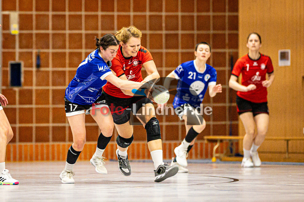 TSV Weilheim gegen SG Biessenhofen-Marktoberdorf | Handball Bezirksoberliga Frauen Alpenvorland 2024/25, TSV Weilheim gegen SG Biessenhofen-Marktoberdorf, 20250412,Kampf um den Ball,2025-04-12 in Weilheim (Weilheim, Am Hardt), Katharina LUKAS (SG Biessenhofen-Marktoberdorf 17), Malena BECKER (TSV Weilheim 14)Copyright: WolfgangxLindner www.foto-lindner.de