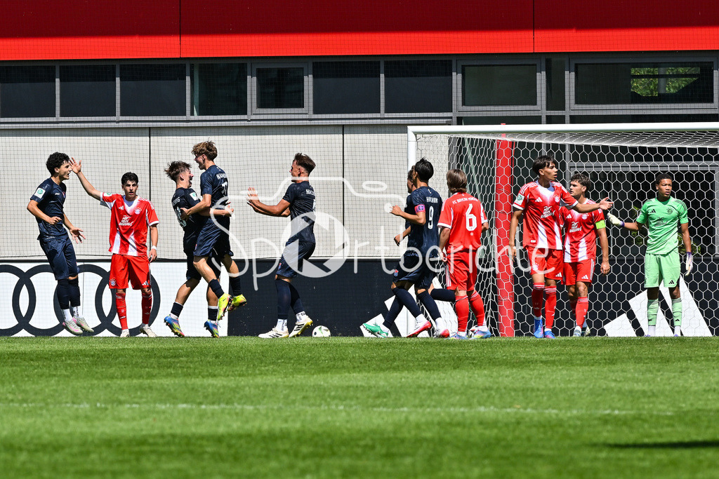FC Bayern München U19 - SpVgg Unterhaching U19 | Jubel der Gaeste nach dem Treffer zum 0-1 durch Julius SCHILL (Haching 13) / Tor / Torschuetze / Freude / Happy / U19 DFB-Nachwuchsliga: FC Bayern München U19 - SpVgg Unterhaching U19; FC Bayern Campus am 10.08.2025