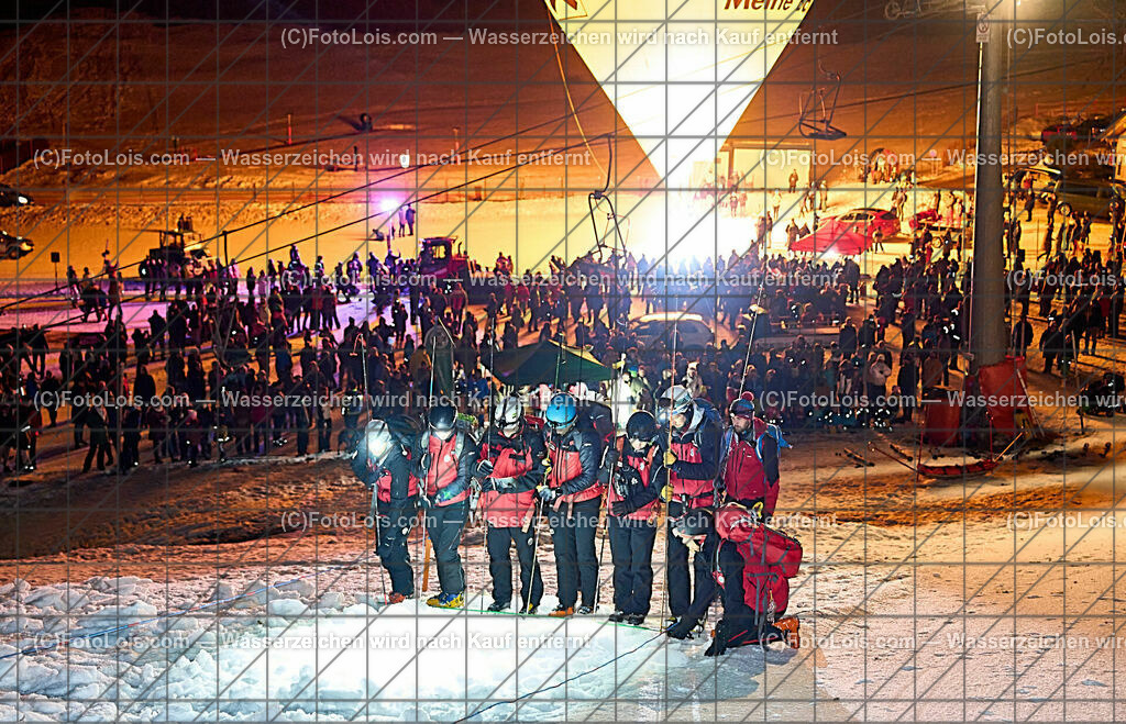 ALP7967_Bergrettung_Lawinenschauuebung_Sondierung | (C)FotoLois.com, Alois Spandl. NACHT DER BALLONE im Weitental vor der Ötscherlift-Talstation, Ballonsportclub Ötscherland & Ötscher Tourismusverband, Do 28. Dez. 2023.