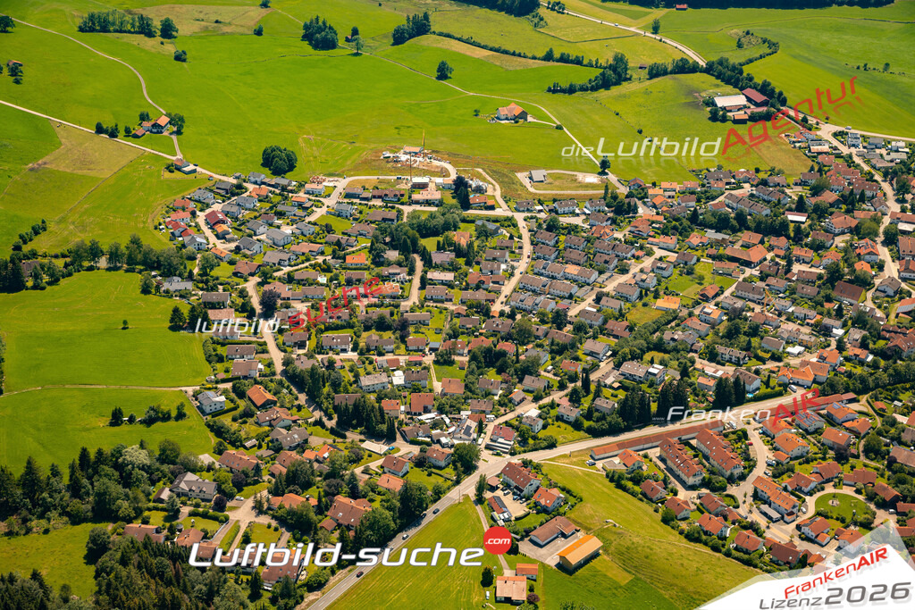 Das Luftbild zeigt : Börwang Haldenwang - Die Luftaufnahme wurde 2024 vom UL-Flugzeug aus erstellt ( keine Drohne ) - Hochauflösende Luftaufnahme - Für grossformatige Ausdrucke geeignet. Die Geschenkidee !Mit Lizenz und Bildrechte bestellbar