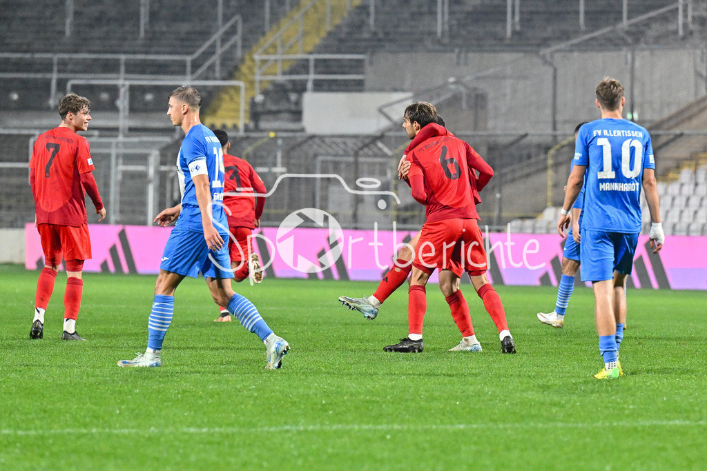 FC Bayern Amateure - FV Illertissen | Jubel der kleinen Bayern nach dem Trefferzum 1-1 durch Luca DENK (FC Bayern München II #6) / Freude / Happy / tor / torschuetze