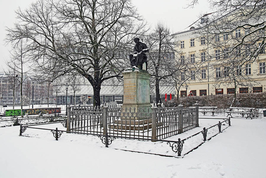 Foto: Leipzig - Hahnemann-Denkmal im Winter | Das Team hinter BILDLEXIKON LEIPZIG bündelt historische wie aktuelle Informationen über die Stadt Leipzig in Text und Bild auf einer Plattform und stellt diese der interessierten Öffentlichkeit zur Verfügung.
