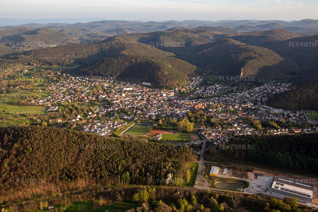 Luftbild: Ortsansicht von Norden in Hauenstein im Bundesland Rheinland-Pfalz in Deutschland. Foto: IMG_140186.jpg vom 11.04.2024 durch Werner Riehm/FLY-FOTO.de