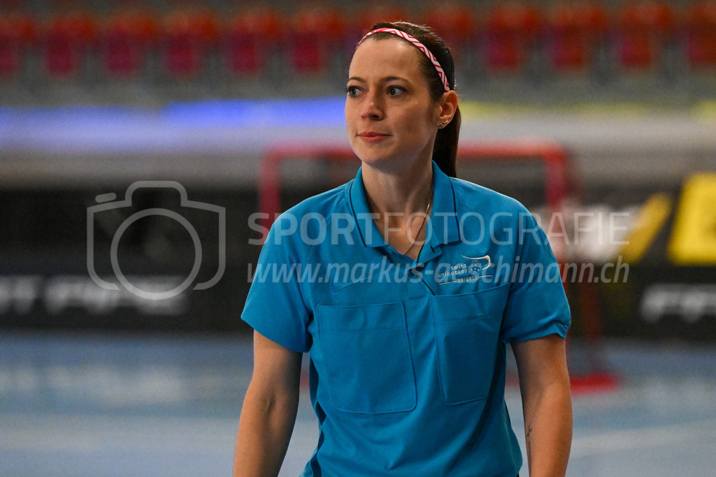 HC Rychenberg vs Floorball Köniz - 18. Dezember 2022 | HC Rychenberg vs Floorball Köniz
AXA Arena, Winterthur
Schiedsrichterin Sandra Zurbuchen vor dem Spiel.
Bild: Sportfotografie Markus Aeschimann | www.markus-aeschimann.ch - Realisiert mit Pictrs.com