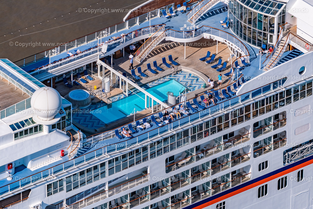 Ms_Europa_Kreuzfahrtschiff_Hapag_Lloyd_ELS_7091130822 | KOLLMAR 13.08.2022 Kreuzfahrt- Passagier- und Fahrgast- Schiff " MS Europa Hapag Lloyd " in Kollmar im Bundesland Schleswig-Holstein, Deutschland. // Cruise and passenger ship " MS Europa Hapag Lloyd " in Kollmar in the state Schleswig-Holstein, Germany. Foto: Martin Elsen