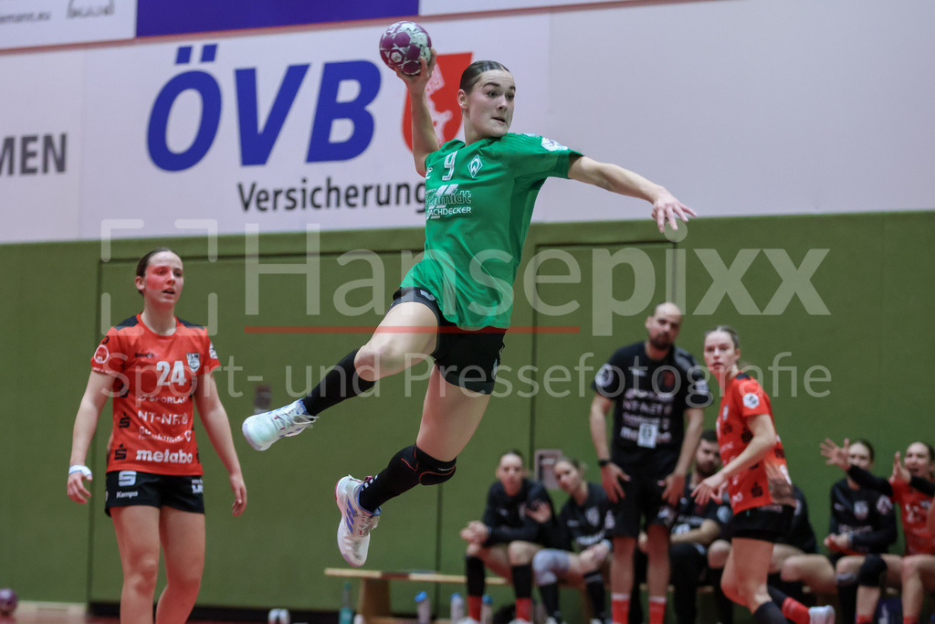 Handball, 2. Bundesliga Frauen, SV Werder Bremen - TG Nürtingen | v.li.: Luca Schumacher (SV Werder Bremen, 9) beim Wurf, am Ball, Spielszene, Aktion, Action