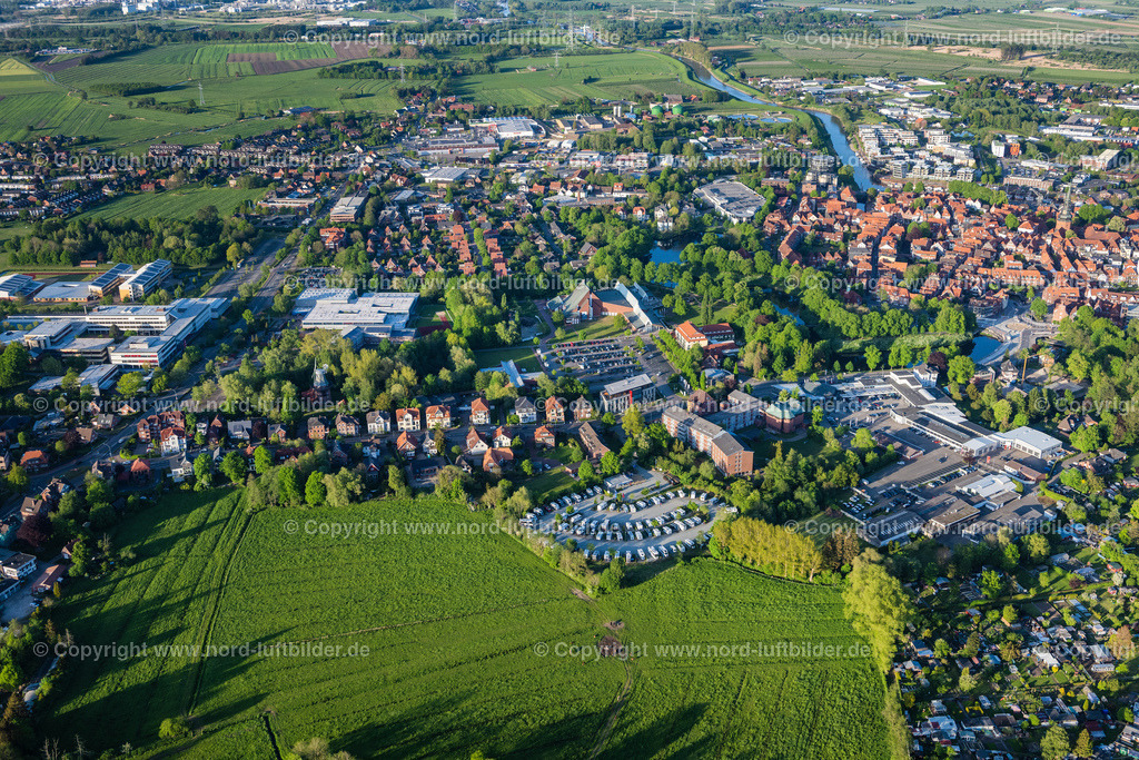 Stade_Wohnmobil_Stellplatz_Stadeum_ELS_3202140522 | STADE 14.05.2022 Wohnmobilstellplatz Altstadt in Stade im Bundesland Niedersachsen, Deutschland. // Caravans site Old Town in Stade in the state Lower Saxony, Germany. Foto: Martin Elsen