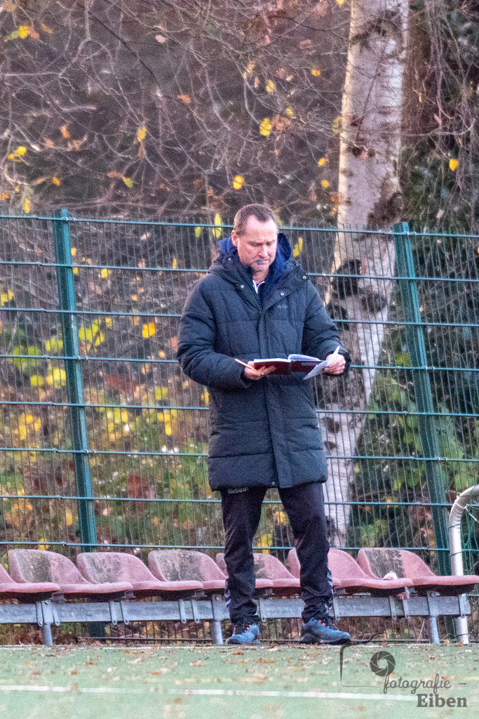 GVO Oldenburg-WSC Frisia | Herren Bezirksliga 2; GVO Oldenburg (weiß)-WSC Frisia Wilhelmshaven (blau) am 16.11.2025 in Oldenburg (Sportanlage GVO); Photo: Philip Eiben 2025 - Realisiert mit Pictrs.com