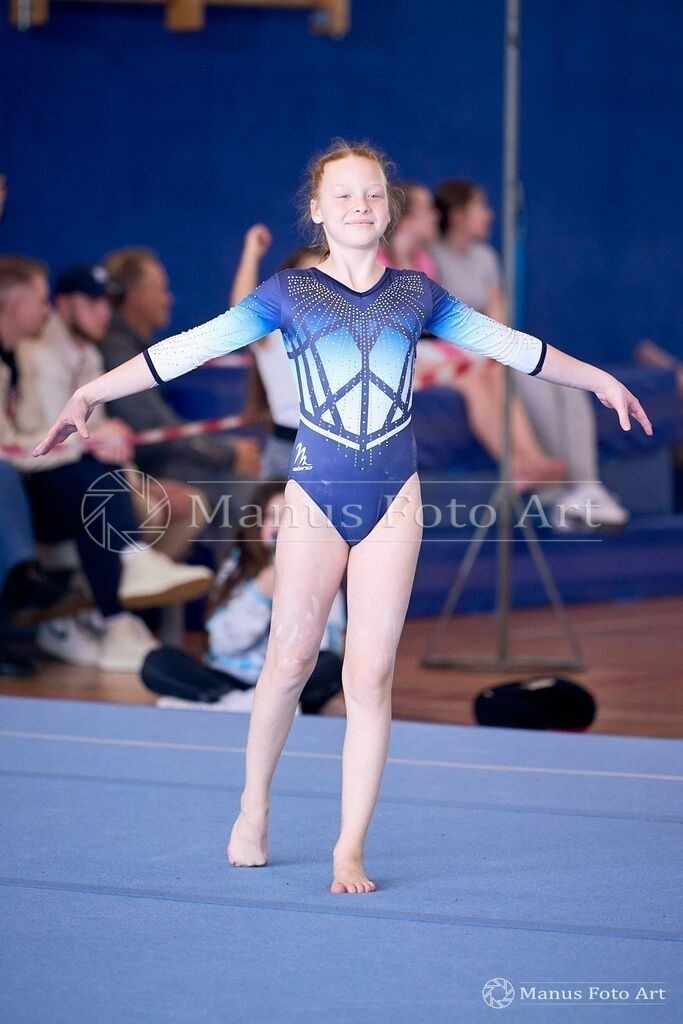 2024-04-30-2-1-A-DSC02503 | Professionelle Sportfotografie in Hamburg, Schleswig-Holstein und Niedersachsen – spezialisiert auf Rhönrad, Geräteturnen, Leistungsturnen und rhythmische Sportgymnastik. Bundesweite Begleitung von Rhönrad-Events. Jetzt Sport-Fotos - Realisiert mit Pictrs.com