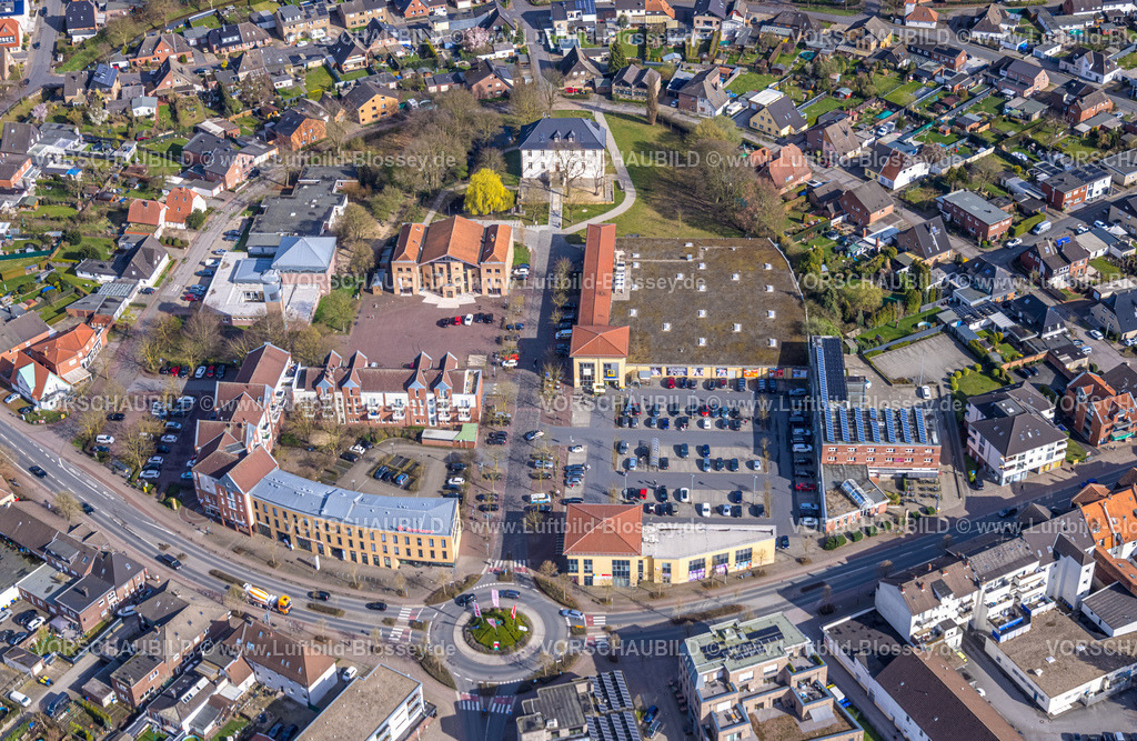 Selm260307051 | Luftbild, Einkaufszentrum Botzlarstraße, Edeka Supermarkt, Sparkasse, evang. Kirche am Markt, Burg Botzlar, umgeben von Teichstraße und Kreisstraße, Selm, Münsterland, Nordrhein-Westfalen, Deutschland
