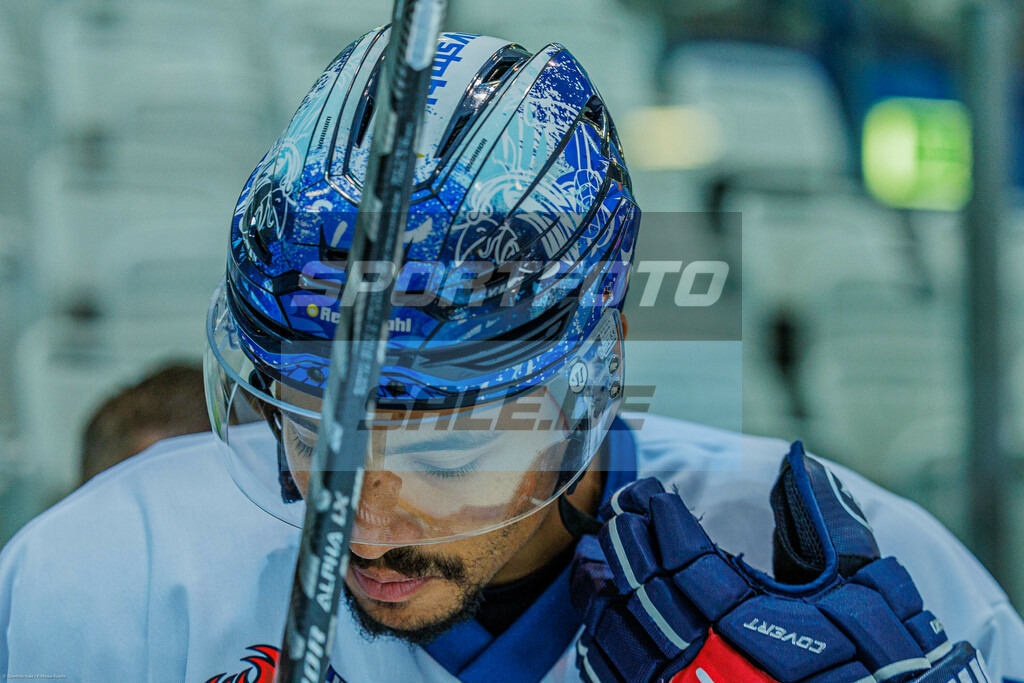 Iserlohn Roosters Teamshooting | Colin Ugbekile zeigt den neuen Helm - Realisiert mit Pictrs.com