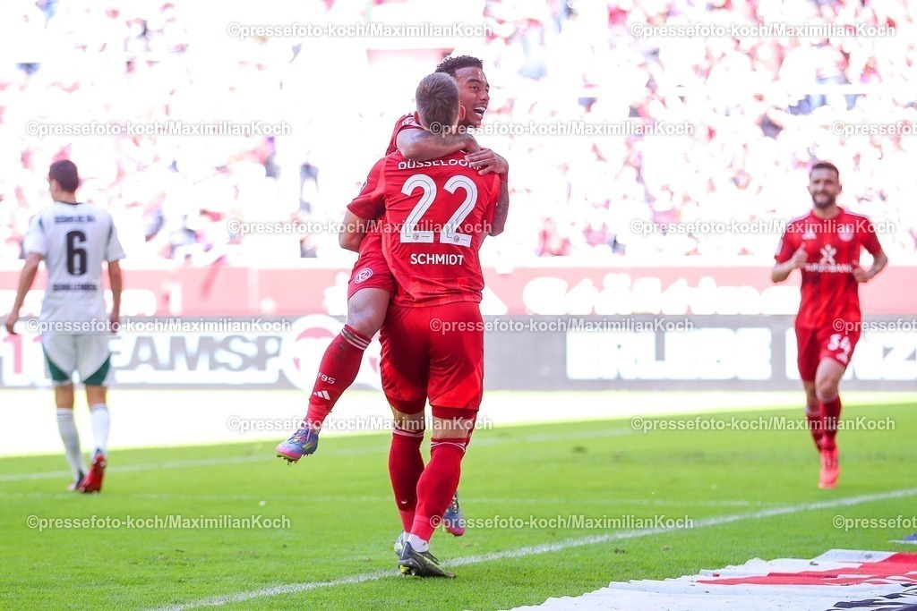 F9510052501076 | 10.05.2025, Fußball, Fortuna Düsseldorf - FC Schalke 04, 2. Fußball Bundesliga, Merkur Spiel-Arena, Saison 2024 2025: Torjubel nach dem Tor zum 2:0 durch Torschütze Myron van Brederode (Fortuna Duesseldorf #10) zusammen mit Danny Schmidt (Fortuna Duesseldorf #22) DFB regulations prohibit any use of photographs as image sequences and or quasi-video.