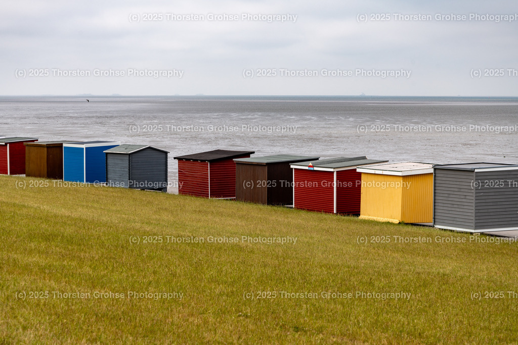 Bathing huts in Dagebüll Schleswig Holstein Germany June 2023, Badehütten in Dagebüll Schleswig Holstein Deutschland Juni 2023 | The bathing stalls in Dagebüll are small colorful houses on the beach, directly on the dike, on the Wadden Sea and are a symbol of North Friesland. Die Badebuden in Dagebüll sind kleine bunte Häuser am Strand, direkt am Deich, am Wattenmeer und sind ein Symbol von Nordfriesland. - Realisiert mit Pictrs.com