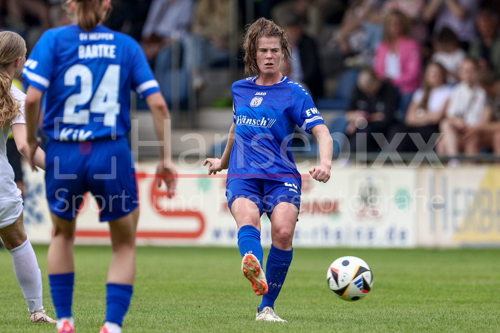 Fussball, Testspiel Frauen, SV Meppen - DJK Wacker Mecklenbeck | Chantal Schouwstra (SV Meppen, 20) am Ball, Einzelbild, Ganzkörper, Aktion, Action, Spielszene