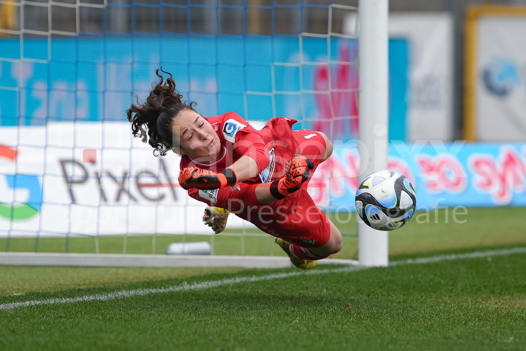 Fussball, Google Pixel Frauen-Bundesliga, TSG 1899 Hoffenheim - SV Werder Bremen | v.li.: Livia Peng (Torhüterin, Torwart, SV Werder Bremen, 1) pariert den Ball, hält den Elfmeter, Strafstoß, 11 Meter, Parade, Glanzparade, hält den Ball, Action, Aktion, DIE DFB-RICHTLINIEN UNTERSAGEN JEGLICHE NUTZUNG VON FOTOS ALS SEQUENZBILDER UND/ODER VIDEOÄHNLICHE FOTOSTRECKEN. DFB REGULATIONS PROHIBIT ANY USE OF PHOTOGRAPHS AS IMAGE SEQUENCES AND/OR QUASI-VIDEO.