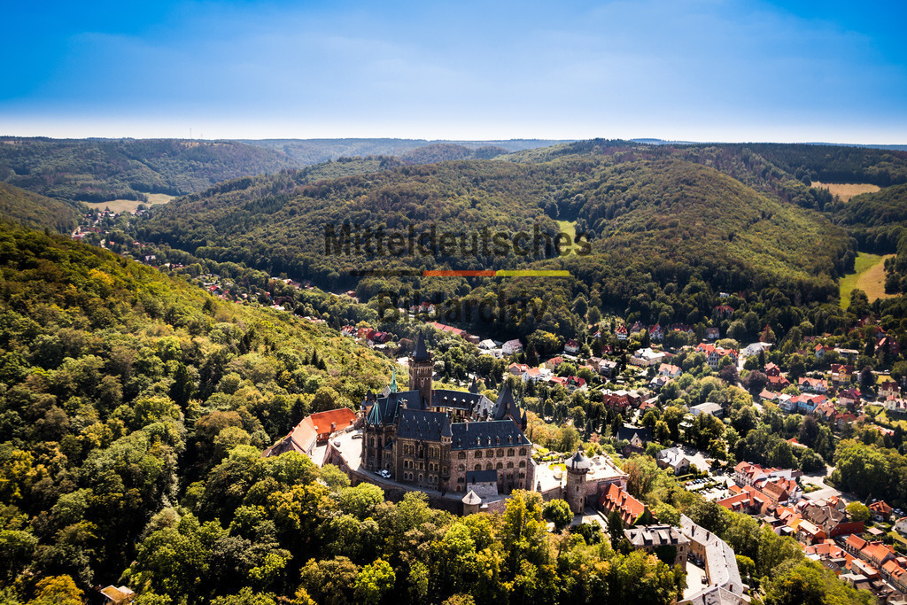 Gyrokopter Harz-8496 | Wernigerode ist eine Stadt im Harz im Mitteldeutschland. Ihre Altstadt zeichnet sich durch ihre Fachwerkhäuser aus, darunter das mittelalterliche Rathaus und das "Schiefe Haus". Am Stadtrand beherbergt das Schloss Wernigerode ein Museum und bietet Blick auf die Stadt. Das Schienennetz der Harzer Schmalspurbahnen verbindet Wernigerode mit dem Bahnhof Drei Annen Hohne, wo die dampflokbetriebene Brockenbahn zum Brocken abfährt. - Realisiert mit Pictrs.com