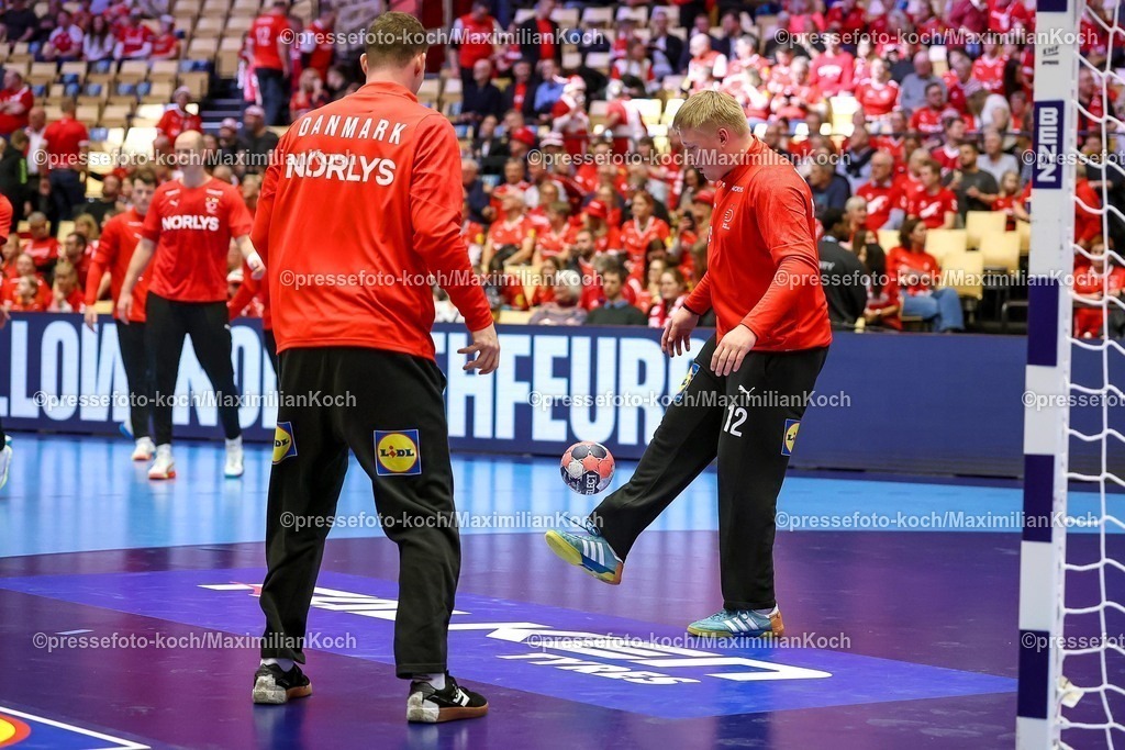 EHF16012602004 | 16.01.2026, Handball, Men's EHF EURO 2026, Dänemark - Nordmazedonien, Jyske Bank Boxen in Herning, Dänemark, Preliminary Round:  Emil Nielsen (Denmark #12) wärmt sich mit einer Runde Fußball auf
