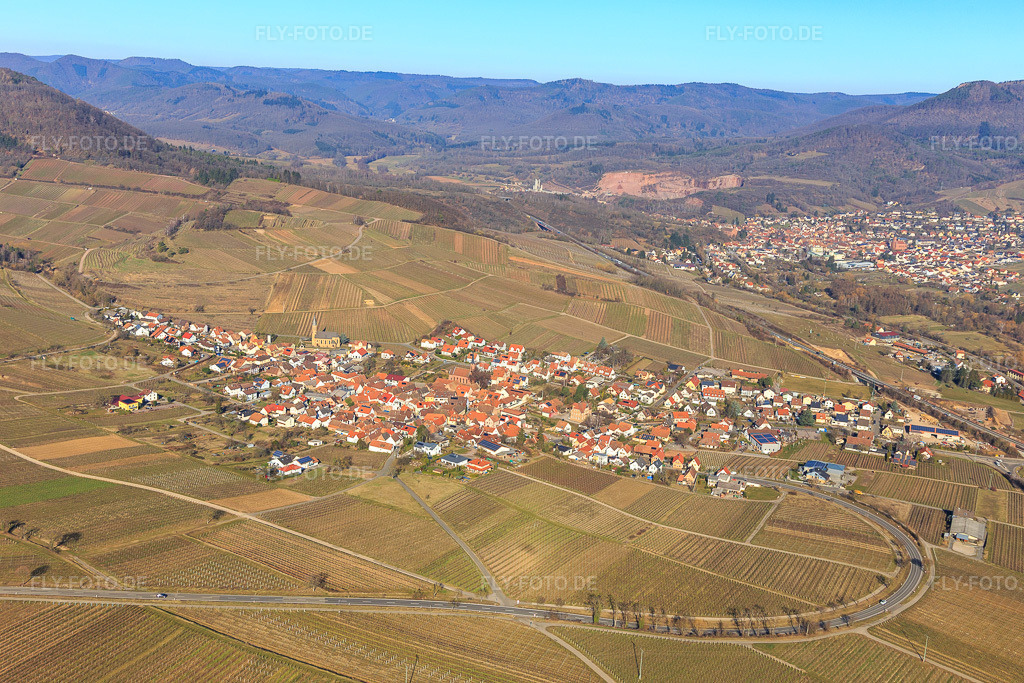 Luftbild: Winzerdorfansicht aus Süden im Winter ohne Schnee in Birkweiler im Bundesland Rheinland-Pfalz in Deutschland. Foto: IMG_112677.jpg vom 27.02.2019 durch Werner Riehm/FLY-FOTO.de