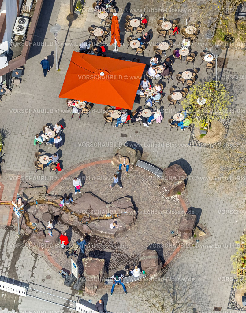 Arnsberg260402879 | Luftbild, Außengastronomie am Bexleyplatz mit Sonnenschirm, Büro- und Einkaufszentrum Hauptstraße Ecke Oberstraße, Brunnen der fünf Weisen, Kunstwerk vom Künstler Magnus, Neheim, Arnsberg, Sauerland, Nordrhein-Westfalen, Deutschland