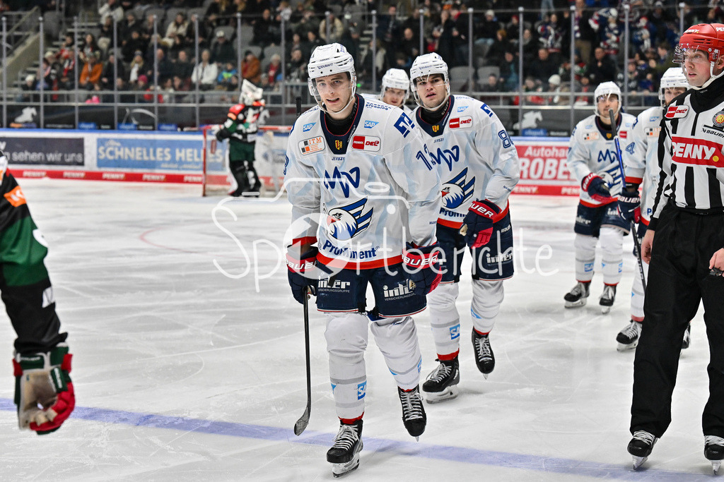 Augsburger Panther - Adler Mannheim | Jubel der Gaeste nach dem Treffer zum 0-3 durch Stefan LOIBL (Adler Mannheim 13)   Freude / Happy / Tor / Torschuezte / DEL: Augsburger Panther - Adler Mannheim, Curt Frenzel Stadion am 26.12.2024