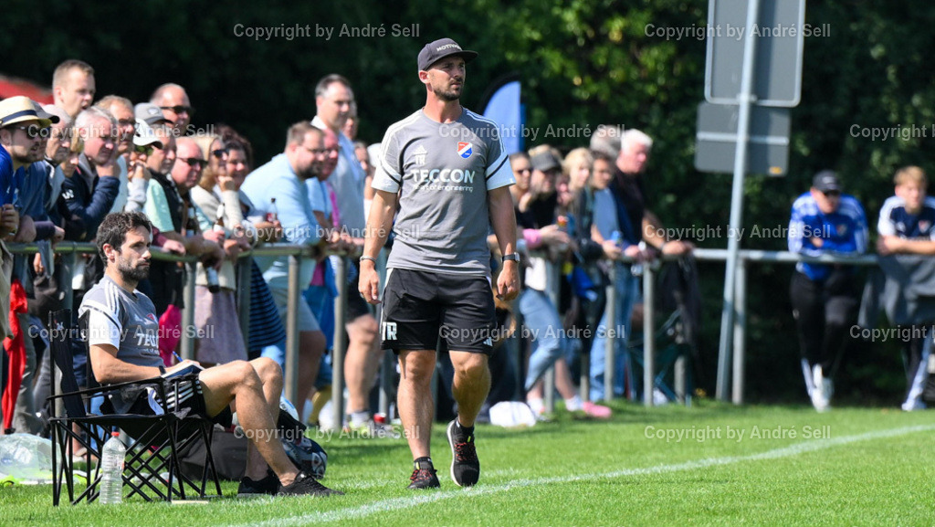 SpVg Eidertal Molfsee vs FC Kilia Kiel | Trainer Patrick Herrmann (Molfsee) - Fußball-Oberliga Männer 2024/2025 / SpVg Eidertal Molfsee vs FC Kilia Kiel / Platz A / Molfsee / 25.08.24 - Realisiert mit Pictrs.com