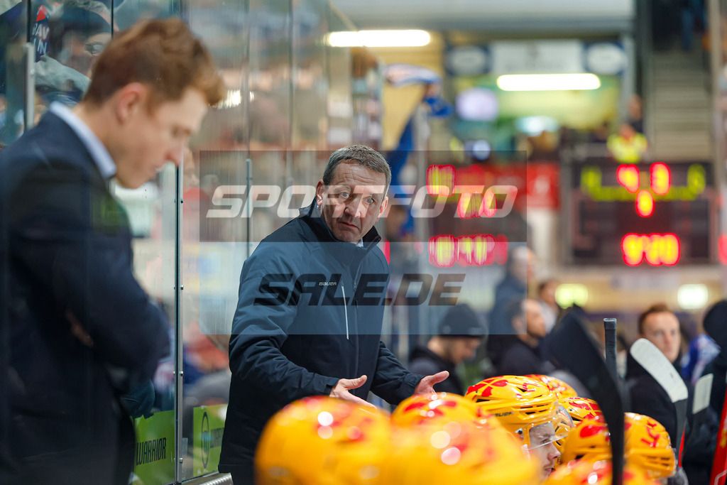 Iserlohn Roosters - Fischtown Pinguins Bremerhaven | Thomas Popiesch (Chef Trainer)
DEL: Iserlohn Roosters - Fischtown Pinguins Bremerhaven - Realisiert mit Pictrs.com