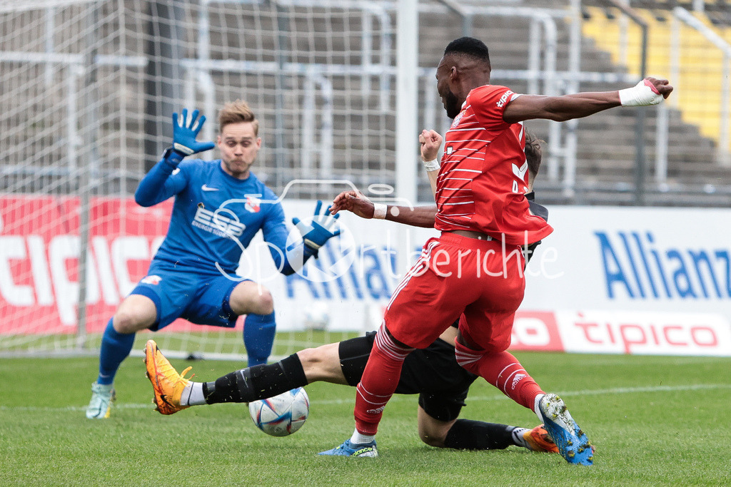 FC Bayern Amateure - SpVgg Hankofen-Hailing | Desire SEGBE AZANKPO (FCB #34) im Duell mit Elija HAERTL (HANK #4) und Sebastian MAIER (HANK #21)
