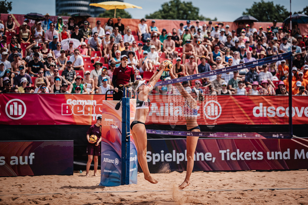 Beachvolleyball | Frauen | Allianz German Beach Tour 2025 | Tourstop München | 05.07.2025 | v.l. Lea Kunst gegen Marie Schieder im Drückduell