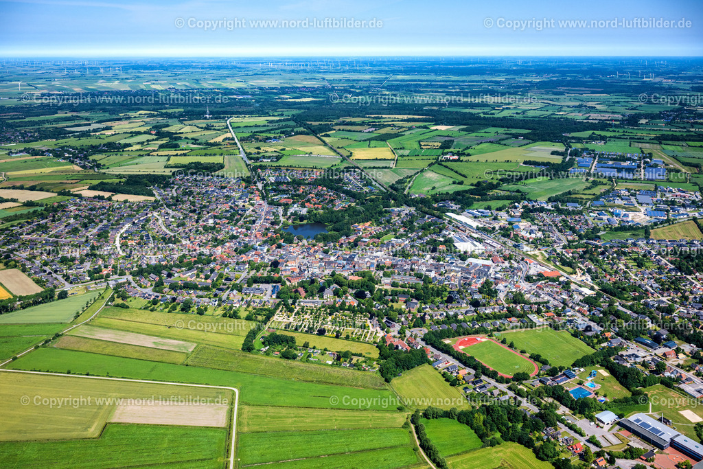 Bredstedt_ELS_3733210625 | BREDSTEDT 13.08.2025 Stadtgebiet mit Außenbezirken und Innenstadtbereich am Rand von landwirtschaftlichen Feldern und Ackerflächen in Bredstedt im Bundesland Schleswig-Holstein, Deutschland. // Urban area with outskirts and inner city area on the edge of agricultural fields and arable land in Bredstedt in the state Schleswig-Holstein, Germany. Foto: Martin Elsen