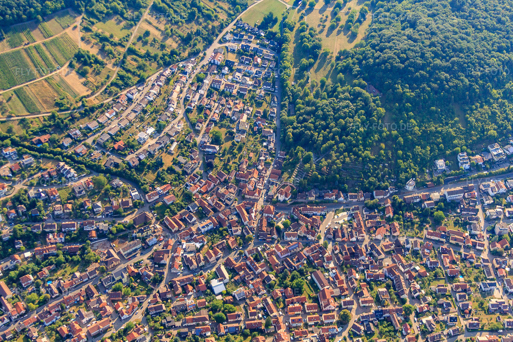 Luftbild: Dorfübersicht aus Westen im Ortsteil Dietlingen in Keltern im Bundesland Baden-Württemberg in Deutschland. Foto: IMG_69924.jpg vom 06.07.2014 durch Werner Riehm/FLY-FOTO.deAuflösung des Originals: 4752 x 3168 px