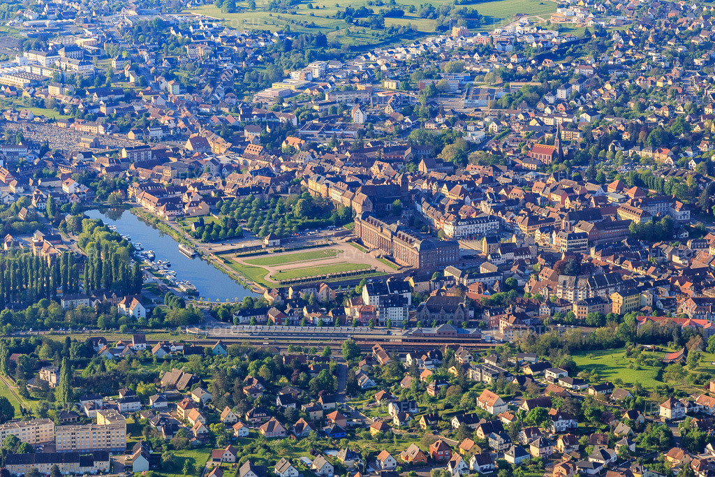 Vue aérienne: Château des Rohan et parc au Port de Saverne à Saverne dans le département Bas Rhin, France. Photo: IMG_145969.jpg prise le 01/05/2025 par Werner Riehm/FLY-FOTO.euRésolution de l'original: 5472 x 3648 pxCulture & patrimoine | Office de Tourisme du Pays de Saverne